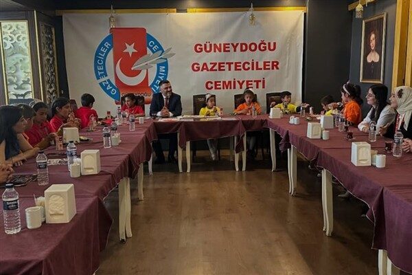 Şanlıurfa’nın Siverek ilçesine bağlı Seyrantepe Köyü İlkokulu’ndan gelen 15 öğrenci,