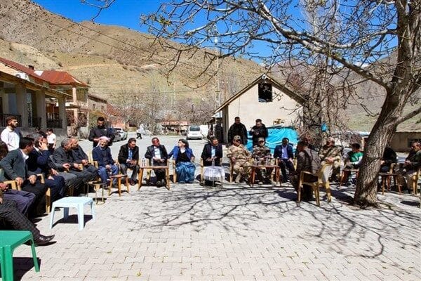 Hakkari Valisi Ali Çelik, Çanaklı Köyü’nü ziyaret ederek vatandaşlarla bir