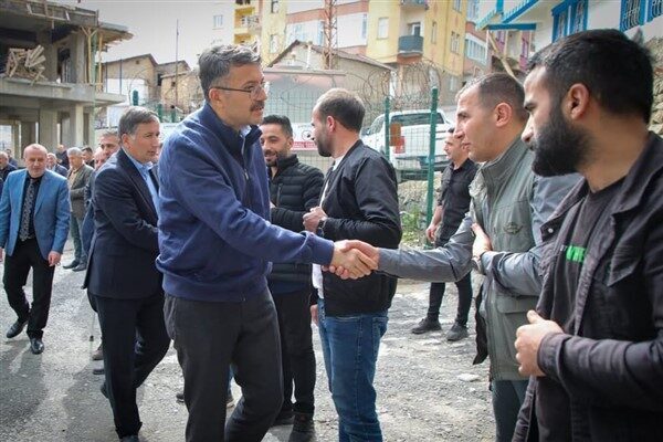 Hakkari Valisi Çelik, beraberindeki heyetle birlikte çeşitli taziye evlerine giderek