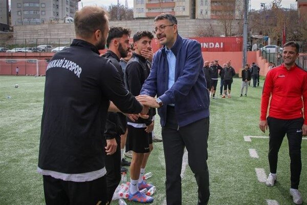 Merzan Şehir Stadı’nda antrenmanı izleyen Vali Çelik, futbolculara hitaben yaptığı