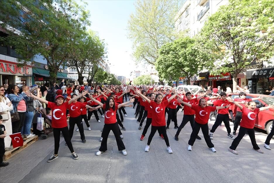 İnegöl’deki 23 Nisan Kortej Yürüyüşü, AVM Meydanı’ndan Heykel Meydanına kadar