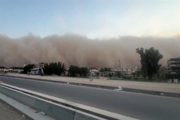 Yetkililer, bu yılın en büyüğü olan kum fırtınasının ürkütücü turuncu