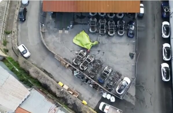 İtalya'nın eyalet polisi terörle mücadele birimi Digos, başkentin doğusundaki bir