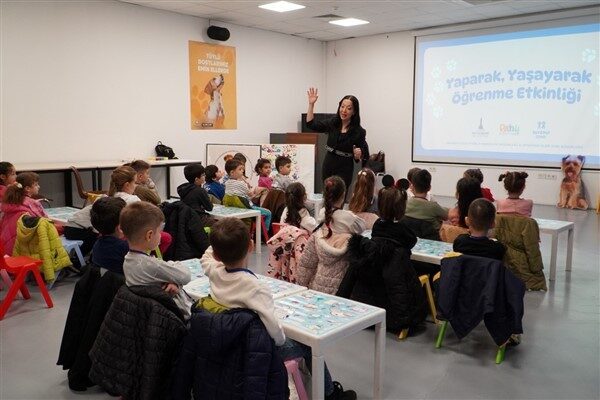 İzmir Büyükşehir Belediyesi Halk Ekmek Fabrikası’nı ziyaret eden çocuklar, ekmeğin