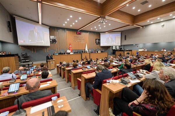 İzmir Büyükşehir Belediye Başkanı Cemil Tugay’ın başkanlığındaki oturumda gündemdeki maddeler
