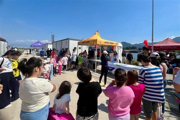  İnciraltı Kürek ve Kano Tesisleri’nde gerçekleştirilen Su Sporları Şenliği’nde çocuklar