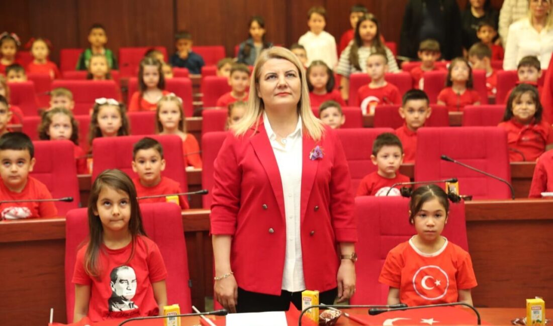 Oturumda, Çocuk Meclisi Başkanı Mina Ekşi görev aldı. Belediye Başkanı
