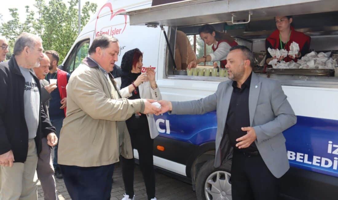 İzmit Belediyesi, her hafta Cuma namazı çıkışı vatandaşlarla bir araya
