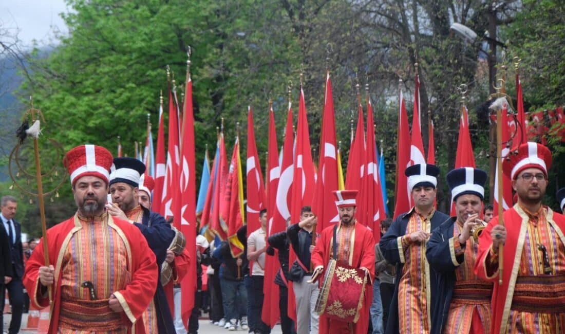 Kutlamalar, saat 09.30’da mehteran takımı eşliğinde gerçekleşen kortej yürüyüşüyle başladı.