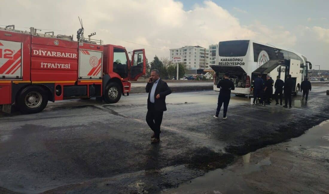 TFF 2. Lig'de mücadele eden Karaköprü Belediyespor'un futbolcularını taşıyan otobüste,