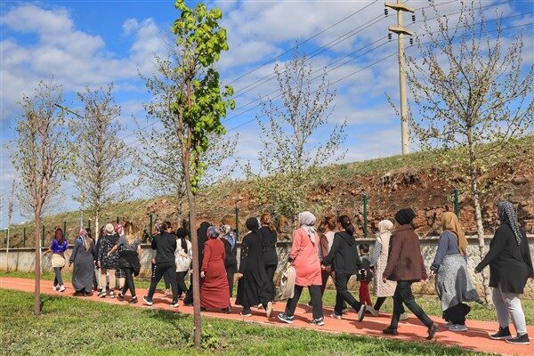 Söz konusu etkinliklere katılmak isteyen kadınlar, kurslara kayıt yaptırdı. Şu