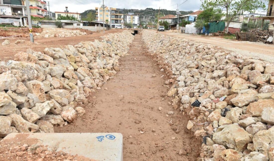 Kepez Belediyesi Fen İşleri Müdürlüğü ekipleri, dere ıslah çalışmalarıyla ilçenin