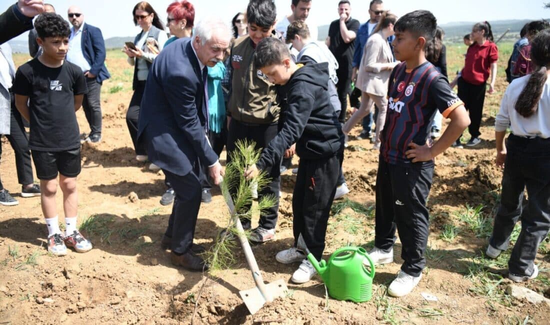 Eski çöplük alanında düzenlenen fidan dikme töreni, saat 14.00 sıralarında