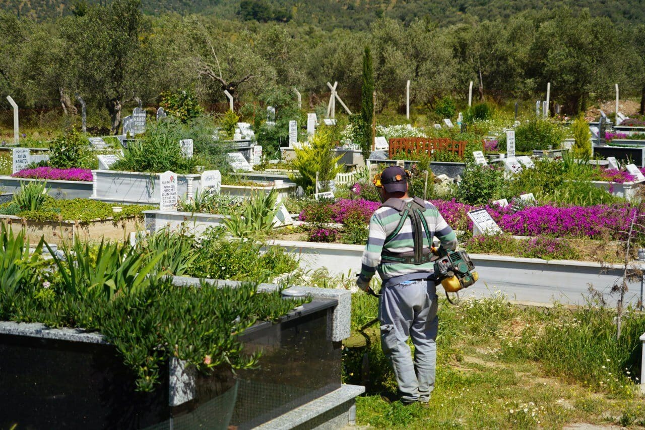 Kızılkeçili Mahallesi’ndeki yabani otların çoğaldığı kabristanlıkta, otlar gün içerisinde tamamen