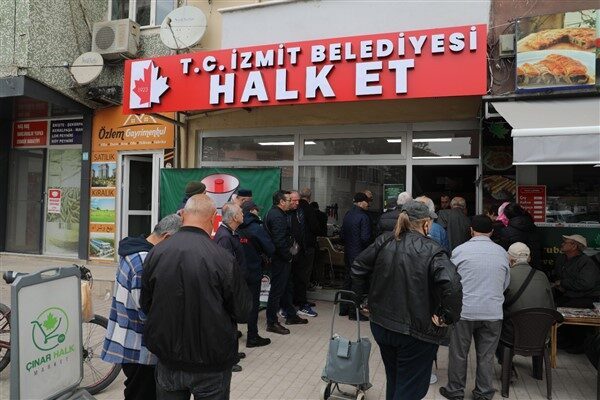 Uygun fiyatlı Halk Et, et ürünlerinin hazırlanma süreci nedeniyle 12.30-17.30