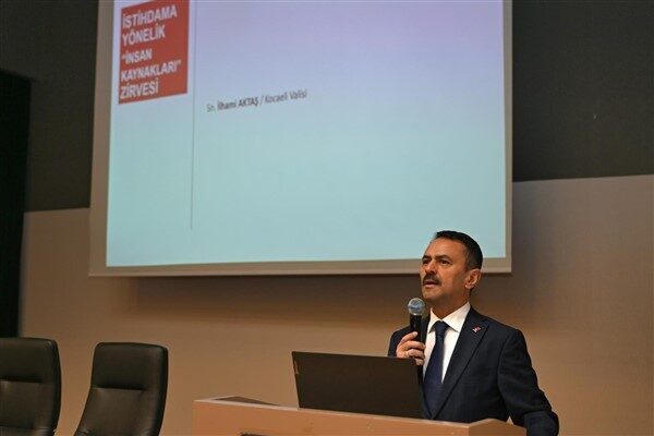 Saygı duruşunda bulunulması ve İstiklal Marşı’nın okunmasıyla başlayan program Vali