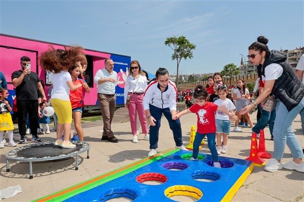 Karantina Meydanı’nda kurulan sahne ve parkurlarda gün boyu sanatsal ve