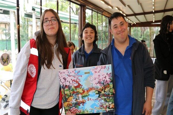 Kent Park içinde bulunan kafeyi ziyaret eden komite üyeleri, burada