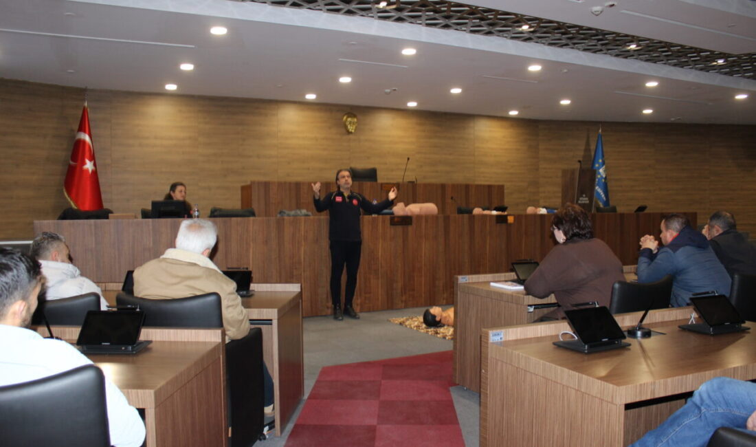 Uzman eğitmenler eşliğinde gerçekleştirilen eğitimde; temel yaşam desteği, yaralanmalarda ilk