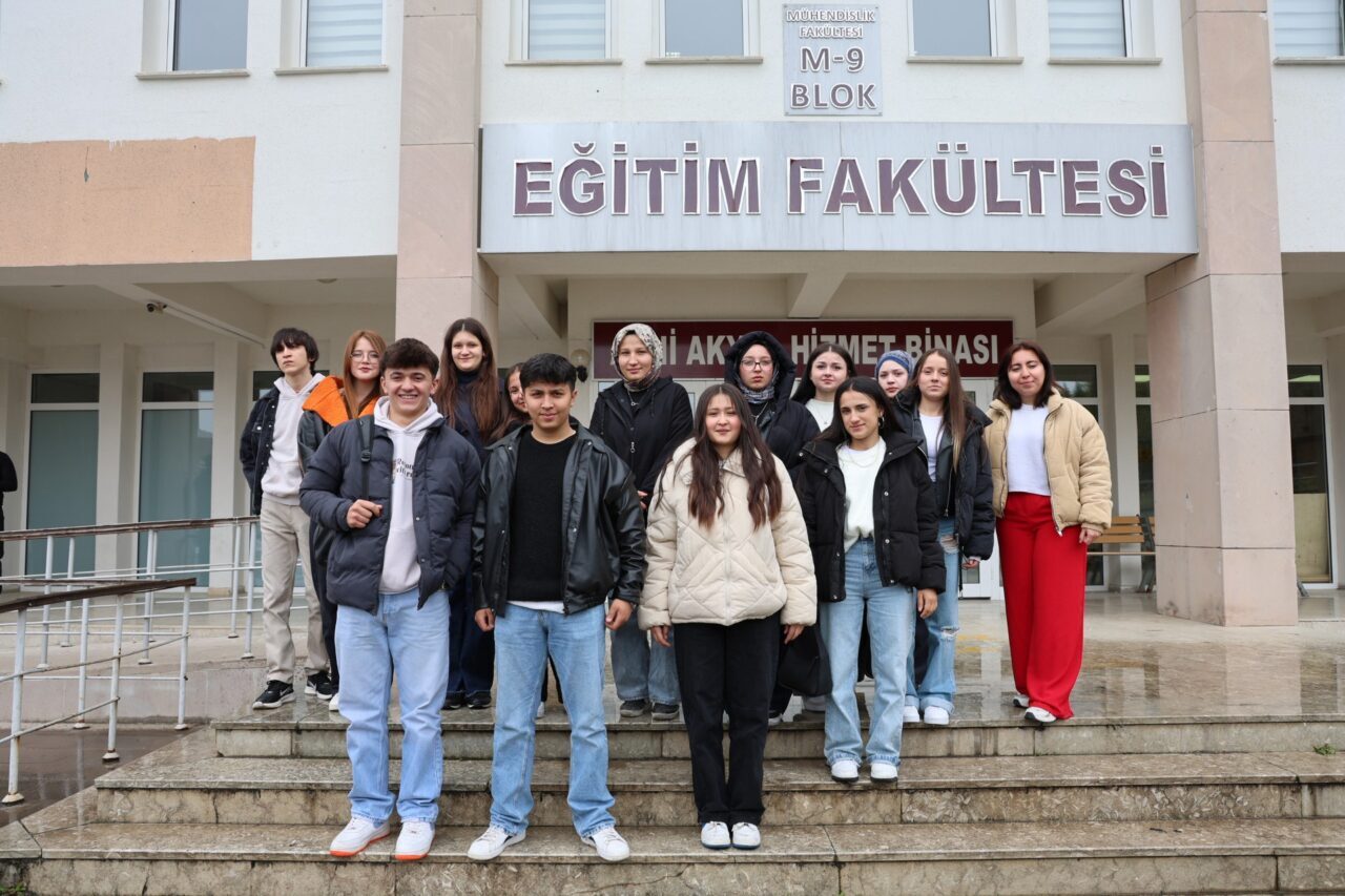 Ziyaret kapsamında öğrenciler; Fen-Edebiyat Fakültesi, İşletme Fakültesi, Eğitim Fakültesi ve
