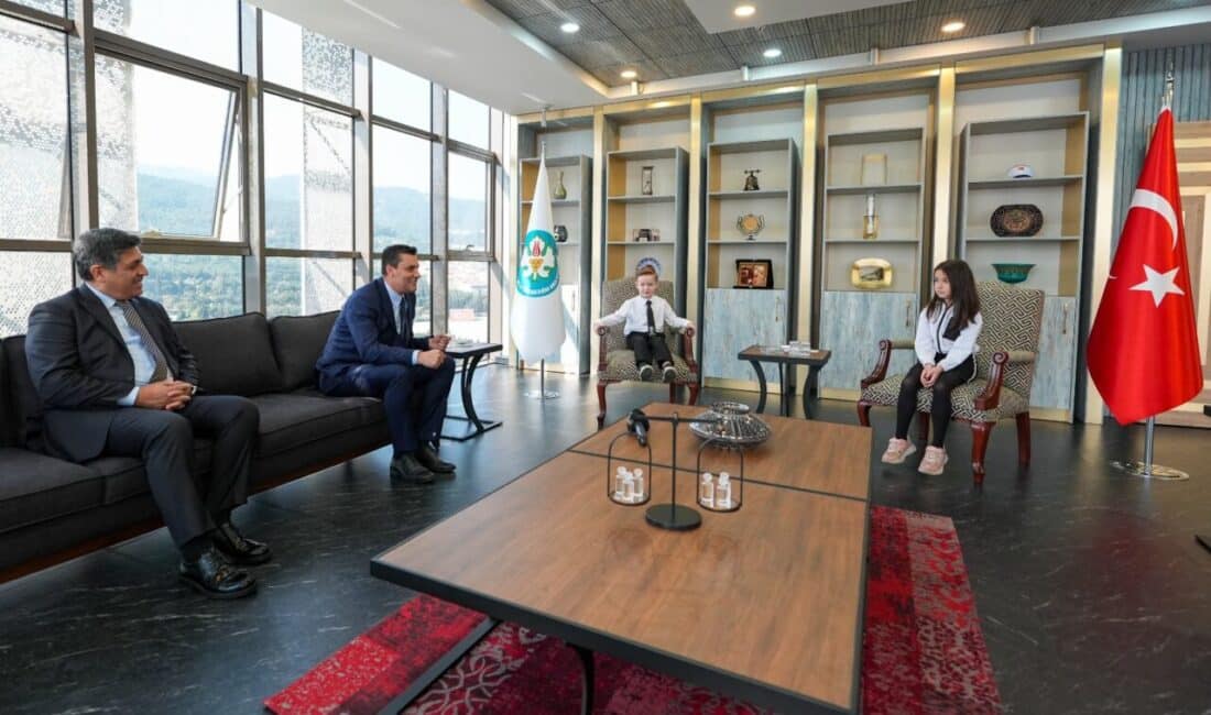 Devir teslim töreninde, küçük başkanlar Arden Susuz ve İkra Miray