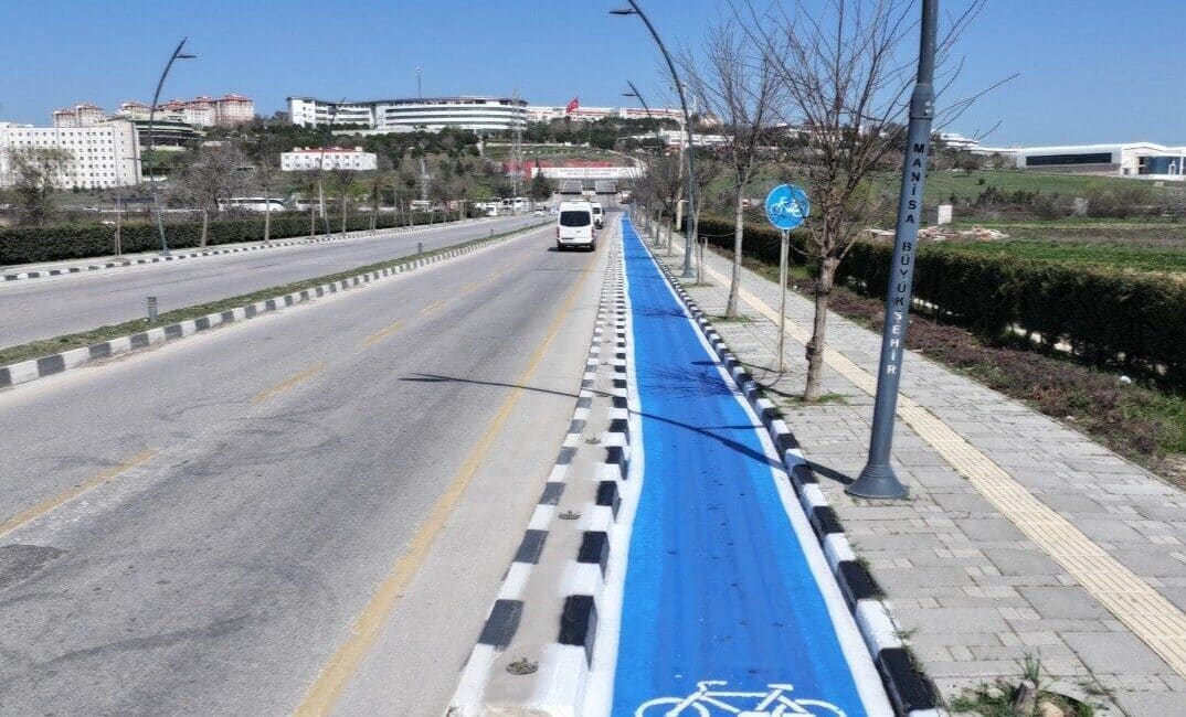 Manisa Büyükşehir Belediyesi ekipleri, bisiklet yolunda detaylı bir temizlik ve