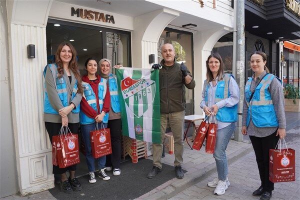 İlçe merkezinde sahaya çıkan Mavi Yelekliler, üzerlerindeki mavi yeleklerle dikkat