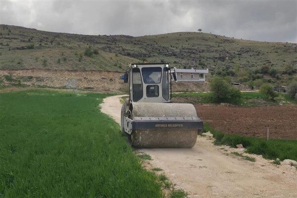 Fen İşleri Müdürlüğü ekipleri tarafından sürdürülen çalışmalar kapsamında, ilçe merkezine