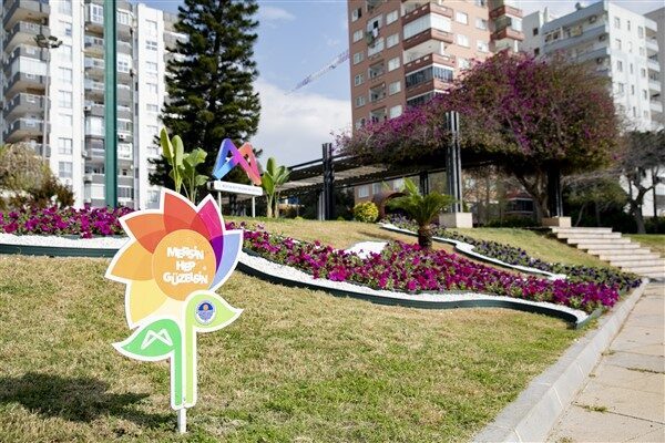 Park ve Bahçeler Dairesi Başkanlığı ekipleri, kenti bahara hazırlamak amacıyla