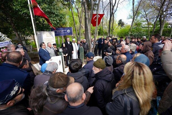 Milli Şehit Kemal Bey’in Kuşdili Mezarlığı’ndaki kabri başında gerçekleşen törene;