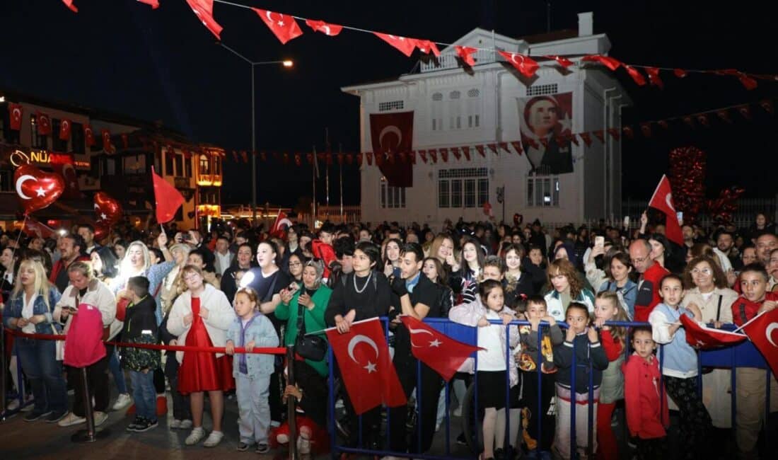  Mudanya Belediyesi tarafından Mütareke Meydanı’nda düzenlenen etkinliklerde, yüzlerce çocuk ve