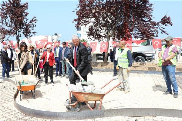 Mudanya’nın merkezinde, Mütareke İlkokulu çevresinde araç trafiğine tamamen kapatılarak çocuklara