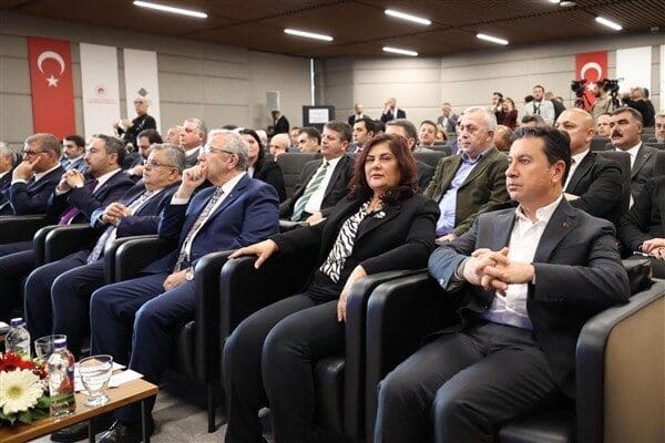 Ankara'da düzenlenen toplantıya Ankara Büyükşehir Belediye Başkanı Mansur Yavaş, İzmir