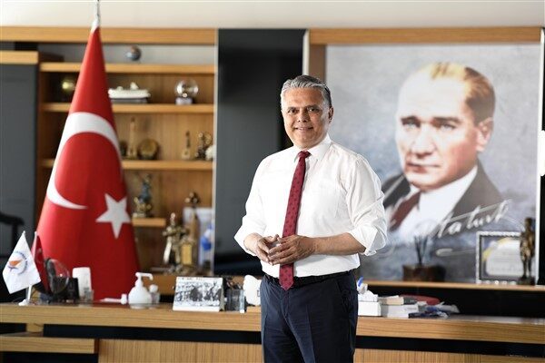Antalya Muratpaşa Belediye Başkanı Ümit Uysal, Türkiye'nin ağır ekonomik, sosyal