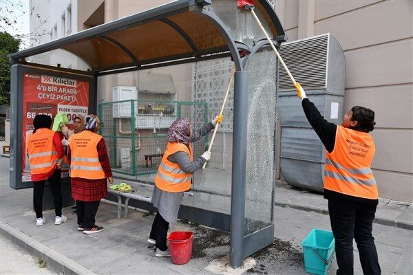 Osmaniye Belediyesi Temizlik İşleri Müdürlüğü ekipleri, şehir içi otobüs duraklarının