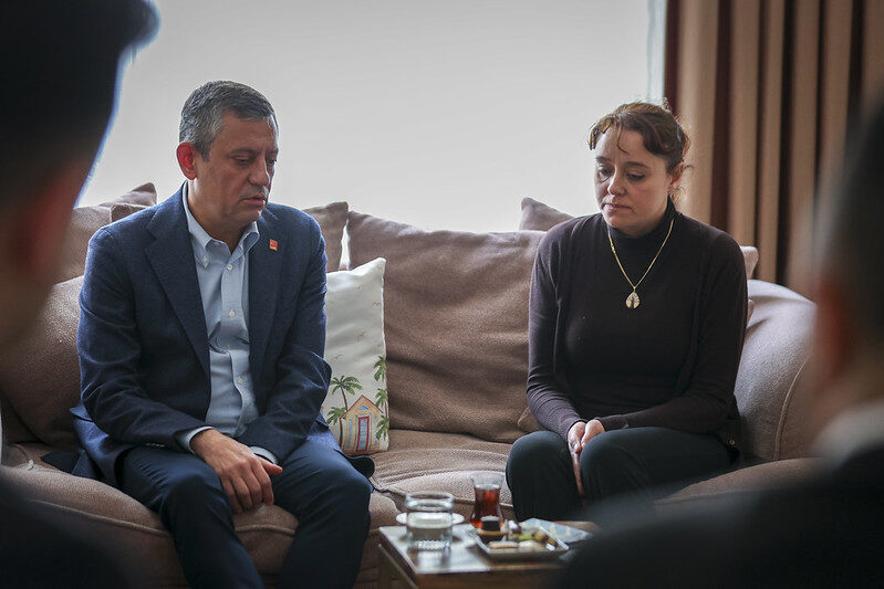 CHP Genel Başkanı Özgür Özel, geçen aylarda Kadıköy'de bıçaklanarak öldürülen 14