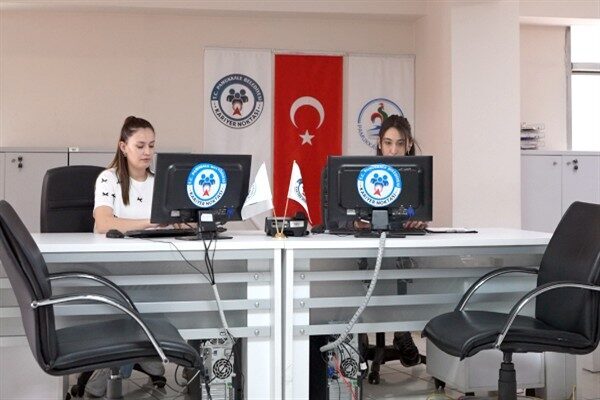 "Pamukkale Belediyesi Kariyer Noktası”nda, iş arayanlar özgeçmişlerini hazırlayarak eğitim bilgileri,