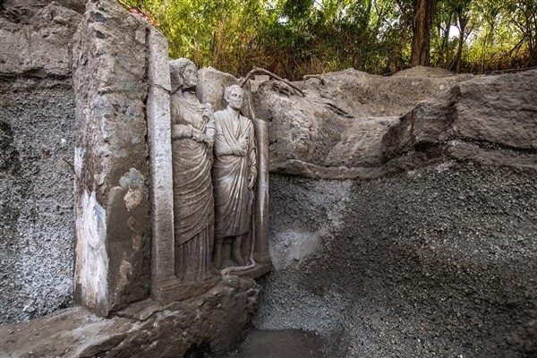 Ayrıntılı mezar kalıntıları, antik kentin ana giriş kapılarından biri olan