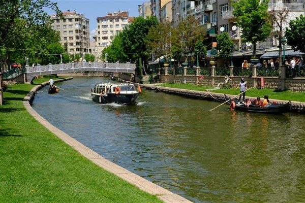 Büyükşehir Belediyesi Porsuk Çayı’nda gerçekleştirilen dip temizliği çalışmaları nedeniyle 8