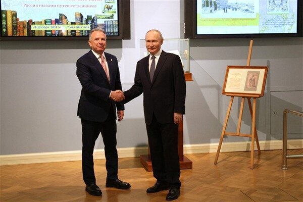 Kremlin, toplantının dört saatten fazla sürdüğünü ve "Ukrayna anlaşmasının yönlerine"