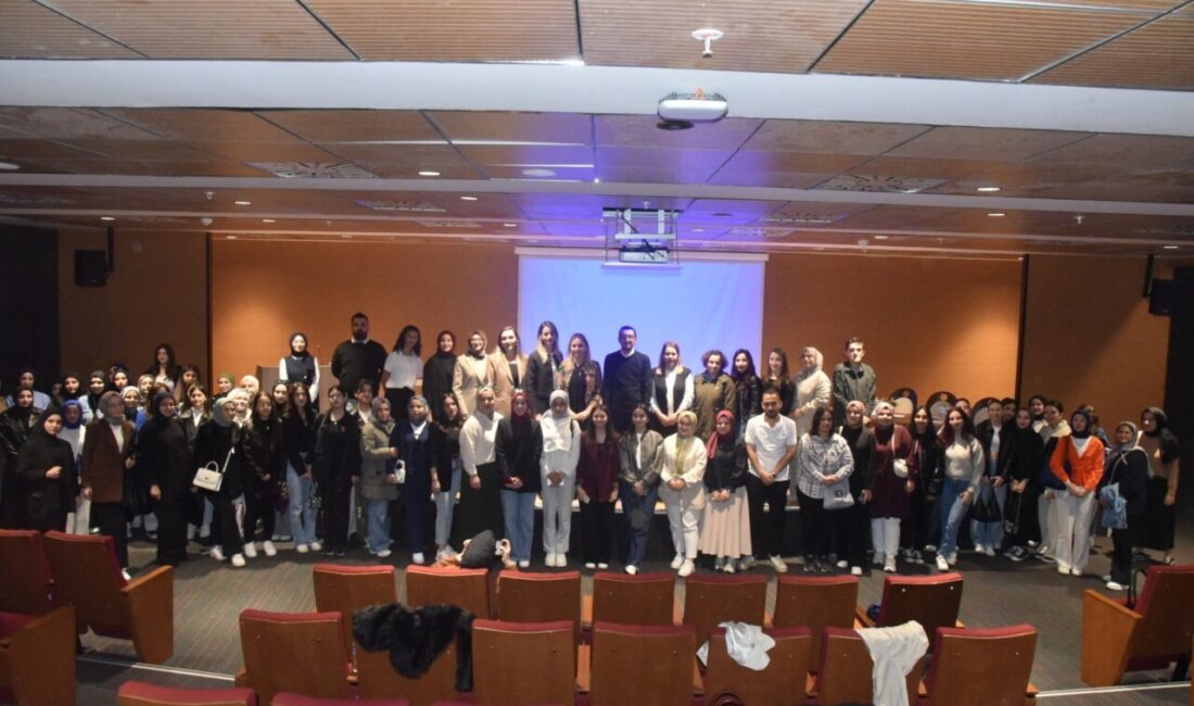 Düzce Üniversitesi'nde düzenlenen etkinliğe farklı alanlardan birçok isim katıldı. Dr.