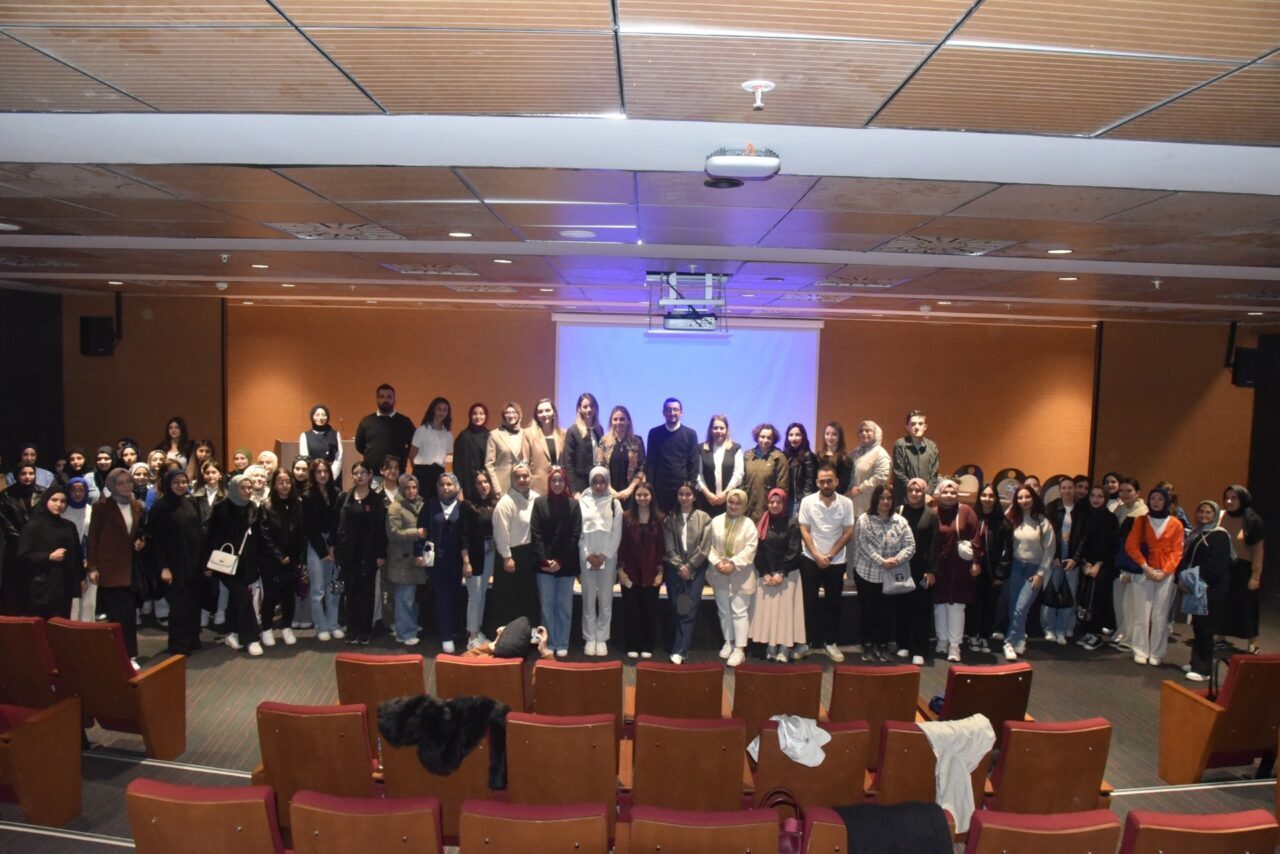 Düzce Üniversitesi'nde düzenlenen etkinliğe farklı alanlardan birçok isim katıldı. Dr.
