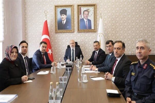 Sahipsiz hayvanlara yönelik yürütülecek çalışmaların masaya yatırıldığı toplantıda, yeni bakımevlerinin