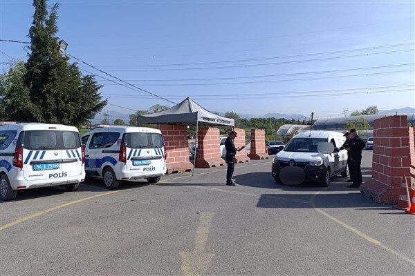 Sakarya'nın Serdivan ilçesinde İl Emniyet Müdürlüğü ekipleri denetim gerçekleştirdi. Yapılan