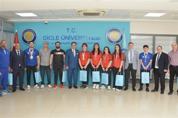 Dicle Üniversitesi’nden yapılan açıklamaya göre, başarılarıyla üniversiteyi gururlandıran sporcular, Rektör