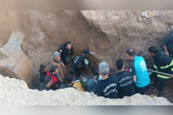 Edinilen bilgiye göre, göçük altında kalan 4 işçi için olay