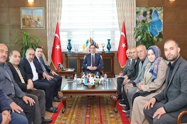 Ziyaret sırasında, mahalle muhtarlarının taleplerini, isteklerini ve önerilerini dinleyen Vali