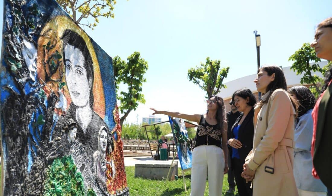 Ressam Rüken Ekinci’nin atölyede, atık malzemelerden sanat eserleri yaratılarak geri