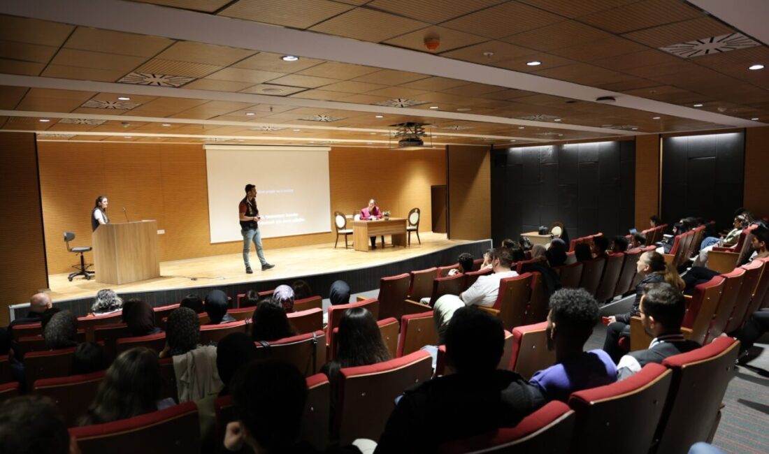 Atiye Erbaş moderatörlüğünde gerçekleşen programa Polis Memuru Sami Sarıkaya ve