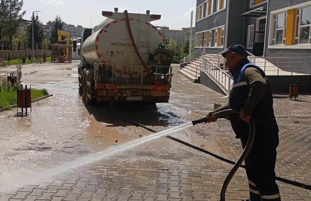 Siirt Belediyesi, “Temiz Okul, Sağlıklı Gelecek” sloganıyla okullarda geniş kapsamlı